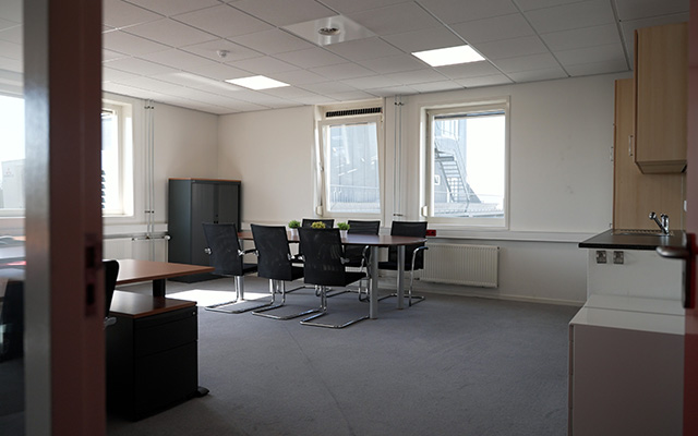 Kantoor van 100 m² met het nummer 69GHI. Drie geschakelde kantoren met eigen opgang. Maakt gebruik van gedeelde faciliteiten met de andere kantoren met het nummer 69.